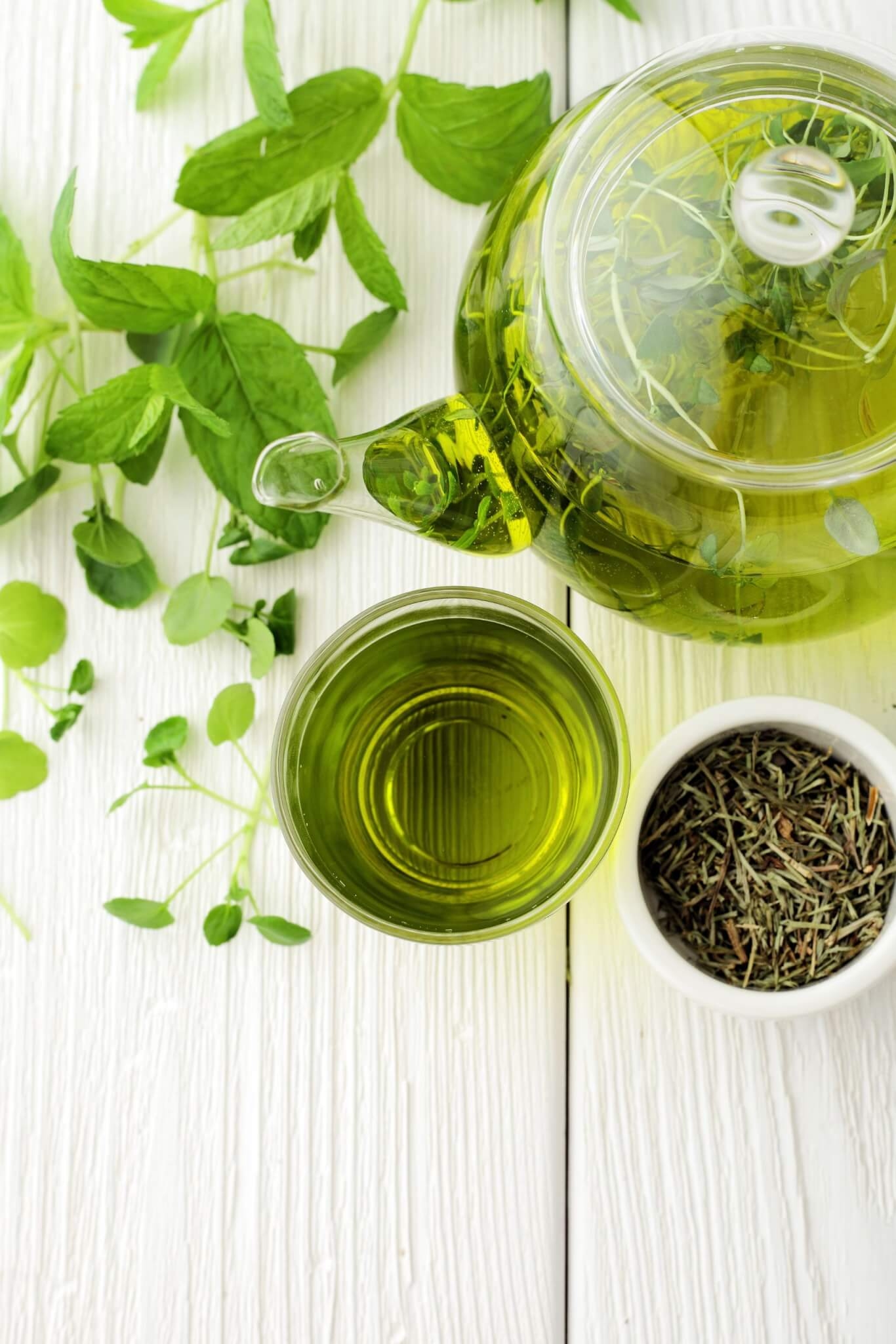 1. Chá-verde O chá-verde acelera o metabolismo, aumentando a perda de calorias, e ajuda a prevenir o envelhecimento precoce. Reprodução: EdiCase