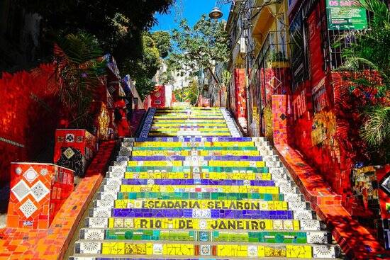 A Escadaria Selarón foi criado pelo pintor e ceramista chileno Jorge Selarón. Foto: Reprodução/TripAdvisor