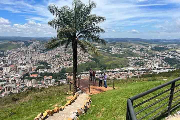 As paisagens da Serra da Mantiqueira que cercam o município não apenas embelezam o horizonte, mas também geram oportunidades para lazer ao ar livre, esportes e atividades ligadas ao ecoturismo. Reprodução: Flipar