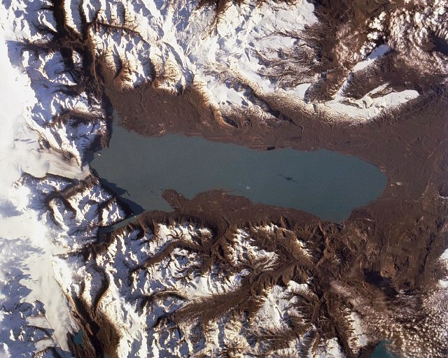 Suas águas azuis e as paisagens montanhosas ao redor o tornam um destino popular para caminhadas e passeios de barco. Reprodução: Flipar