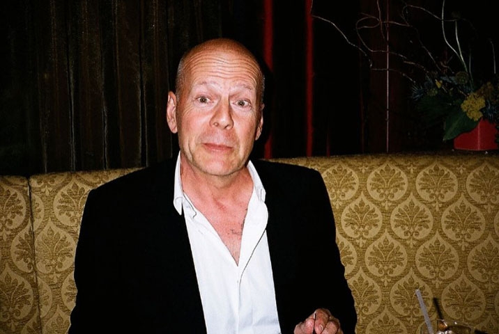 E, em março de 2022, Bruce Willis foi afastado das telas com o anúncio de sua família de que tinha sido diagnosticado com afasia.