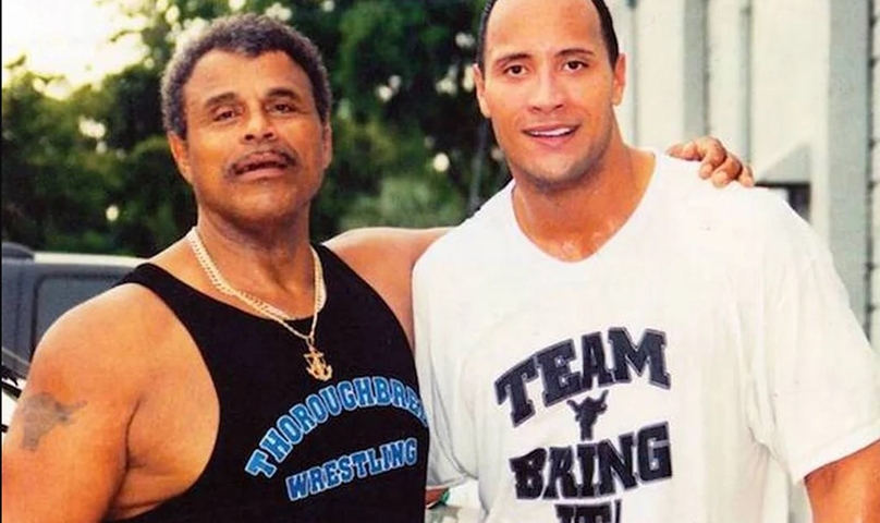 A paixão dele por esportes vem de família. Seu avô (Peter Maivia) e seu pai Rocky Johnson também lutaram profissionalmente. O seu apelido nos ringues  (The Rock) é uma homenagem ao pai dele. Apesar disso, eles tinham uma relação conturbada.  Reprodução: Flipar