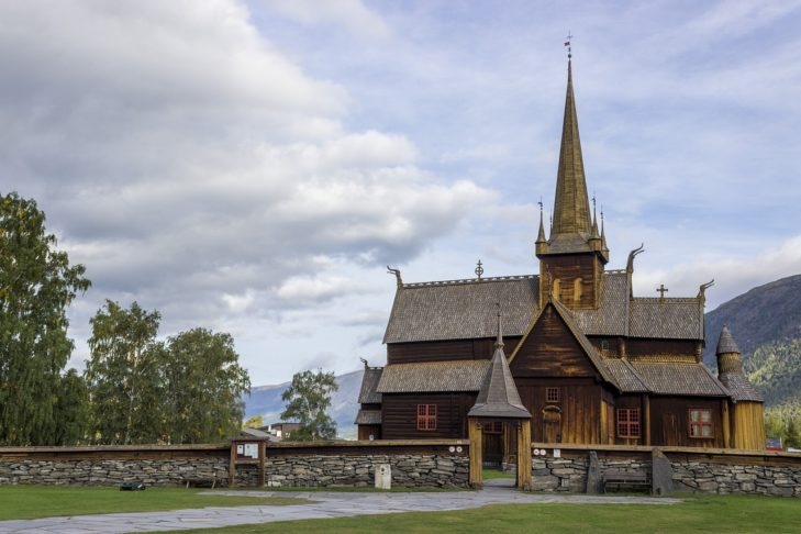 Uma das curiosidades são as chamadas StavKirker, igrejas medievais, que surgiram no século 11, após a adoção do Cristianismo. Elas representam a habilidade norueguesa na arte da carpintaria naval, herdada dos vikings. Reprodução: Flipar