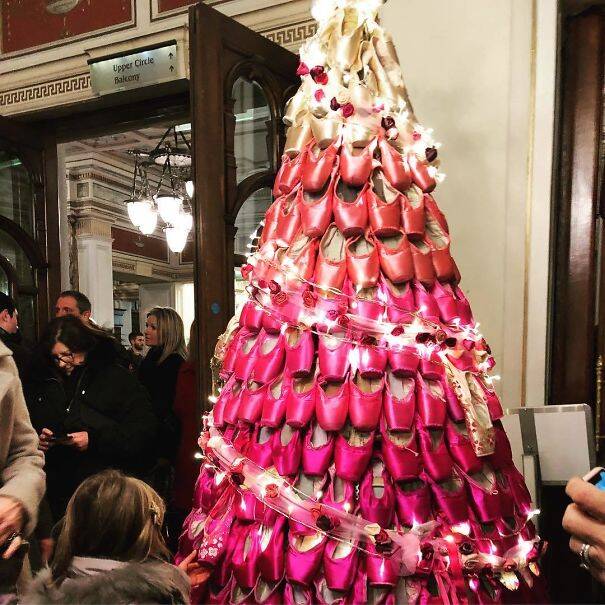 Sapatilhas também podem ser usadas para montar uma árvore de Natal. Foto: Reprodução/Instagram/eliina_e