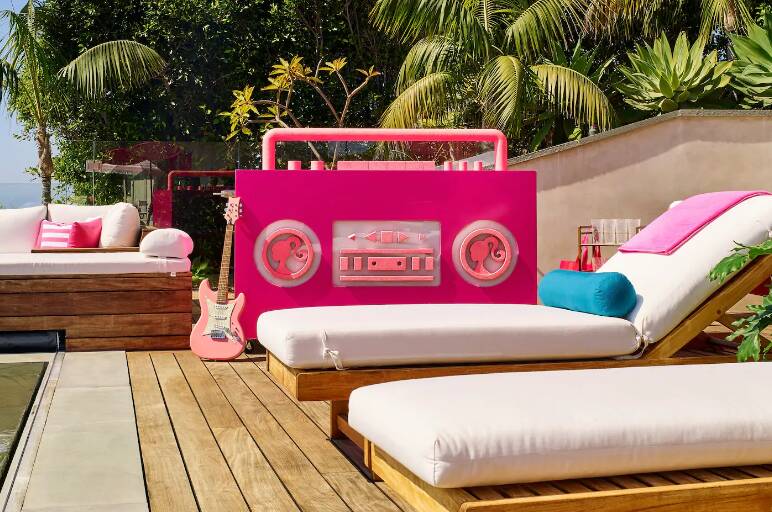 Rádio da Barbie na área da piscina com borda infinita. Foto: Divulgação/ Airbnb