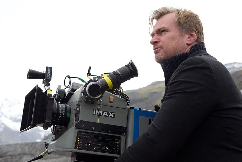 Com o orçamento estimado de US$ 100 milhões, Oppenheimer é dirigido e escrito por Christopher Nolan (de “Cavaleiro das Trevas”, “A Origem” e “Interestelar”). O cineasta levou o Oscar de Melhor Diretor e Melhor Filme - um marco em dia carreira.  Reprodução: Flipar