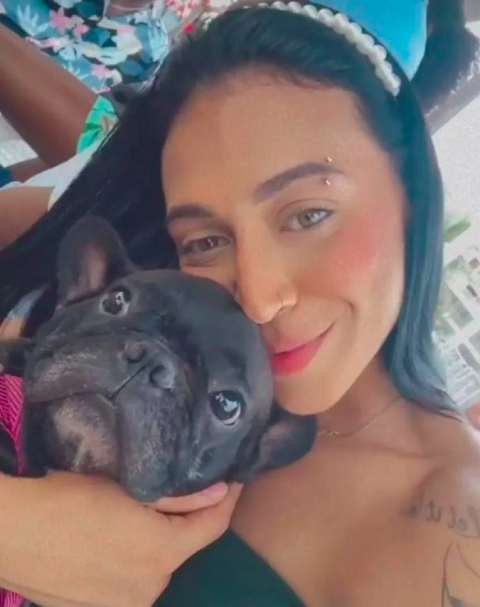 Após retirá-las do local em chamas, o homem retornou para resgatar o cachorro, mas acabou ficando preso. O cãozinho foi salvo.
