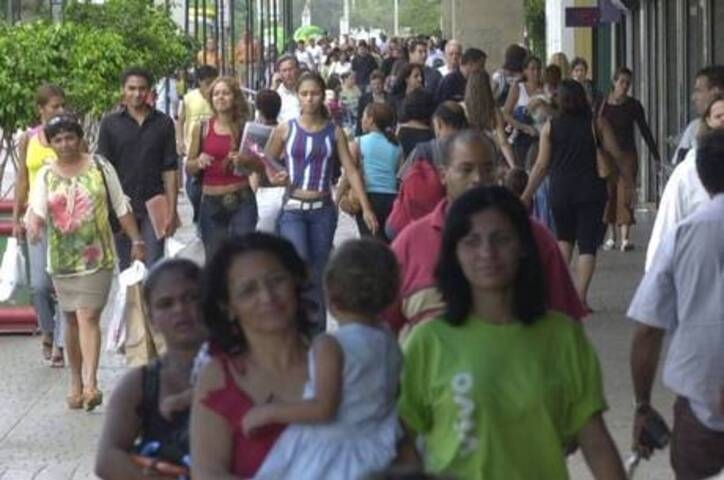 A população brasileira (203 milhões de pessoas) está ainda mais feminina, de acordo com o Censo de 2022.