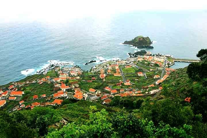 A Levada da Ribeira da Janela é uma das trilhas mais desafiadoras e recompensadoras da Madeira. Ela segue ao longo de um dos mais belos e intactos canais de irrigação da ilha, com paisagens naturais impressionantes ao longo do caminho. Reprodução: Flipar