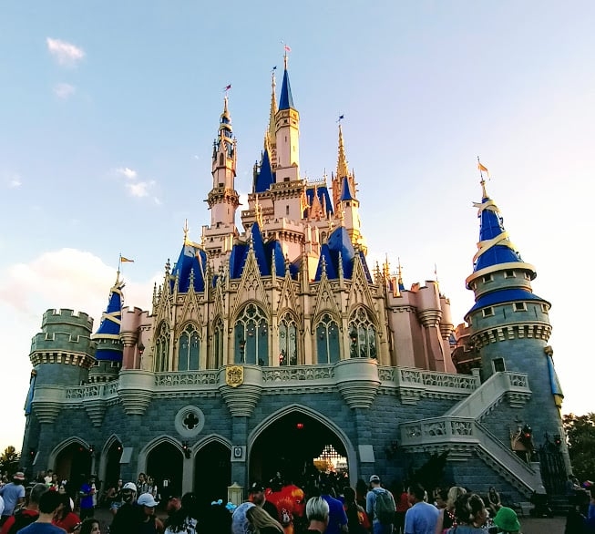 23°) Magic Kingdom Park (Flórida, EUA): Não, você não viu errado. O parque queridinho dos brasileiros é só o 23° da lista dos melhores do mundo. Além das atrações clássicas, o Magic Kingdom conta com shows de fogos de artifício, desfiles musicais e os personagens Disney em 6 terras fantásticas.