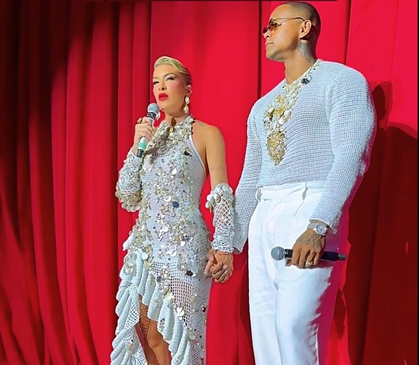 Ao lado de sua esposa, a dançarina Lore Improta, o cantor apareceu usando um relógio de luxo da marca Rolex, avaliado em US$ 13,3 mil (cerca de R$ 66 mil na cotação atual). Reprodução: Flipar