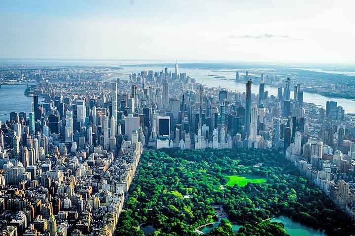 Outro espaço muito famoso de Manhattan é o Central Park, maior parque urbano de Nova York. 
 Reprodução: Flipar