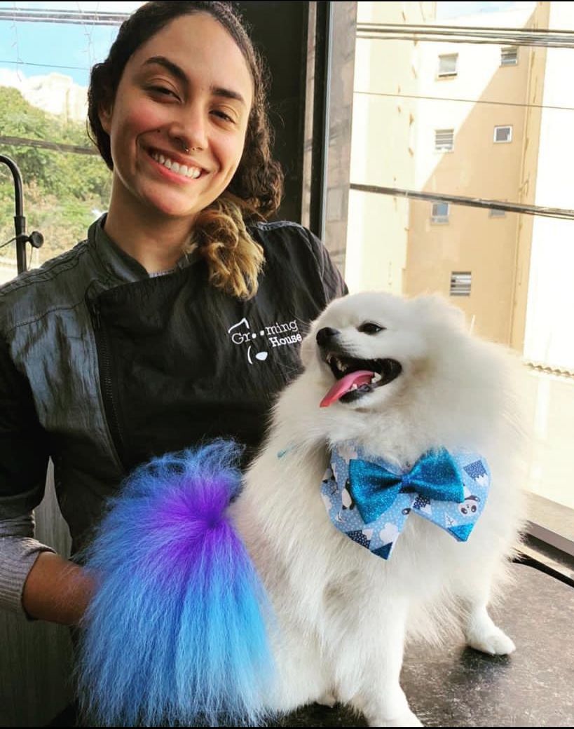 Fernanda Nicola com um cão Spitz com a cauda tingida em tons de azul. Foto: Fernanda Nicola/Arquivo 