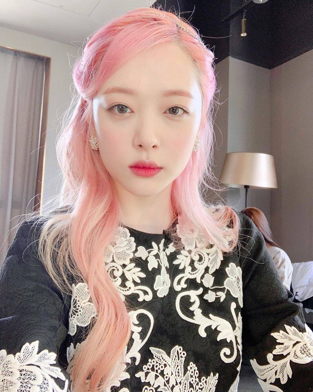 Cantora de k-pop Sulli foi encontrada morta nesta segunda-feira (14). Foto: Reprodução/Instagram/@jelly_jilli