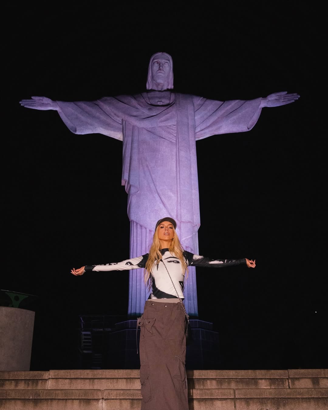Christina Aguilera posa em frente ao Cristo Redentor. Foto: Reprodução Instagram - 9.2.2025