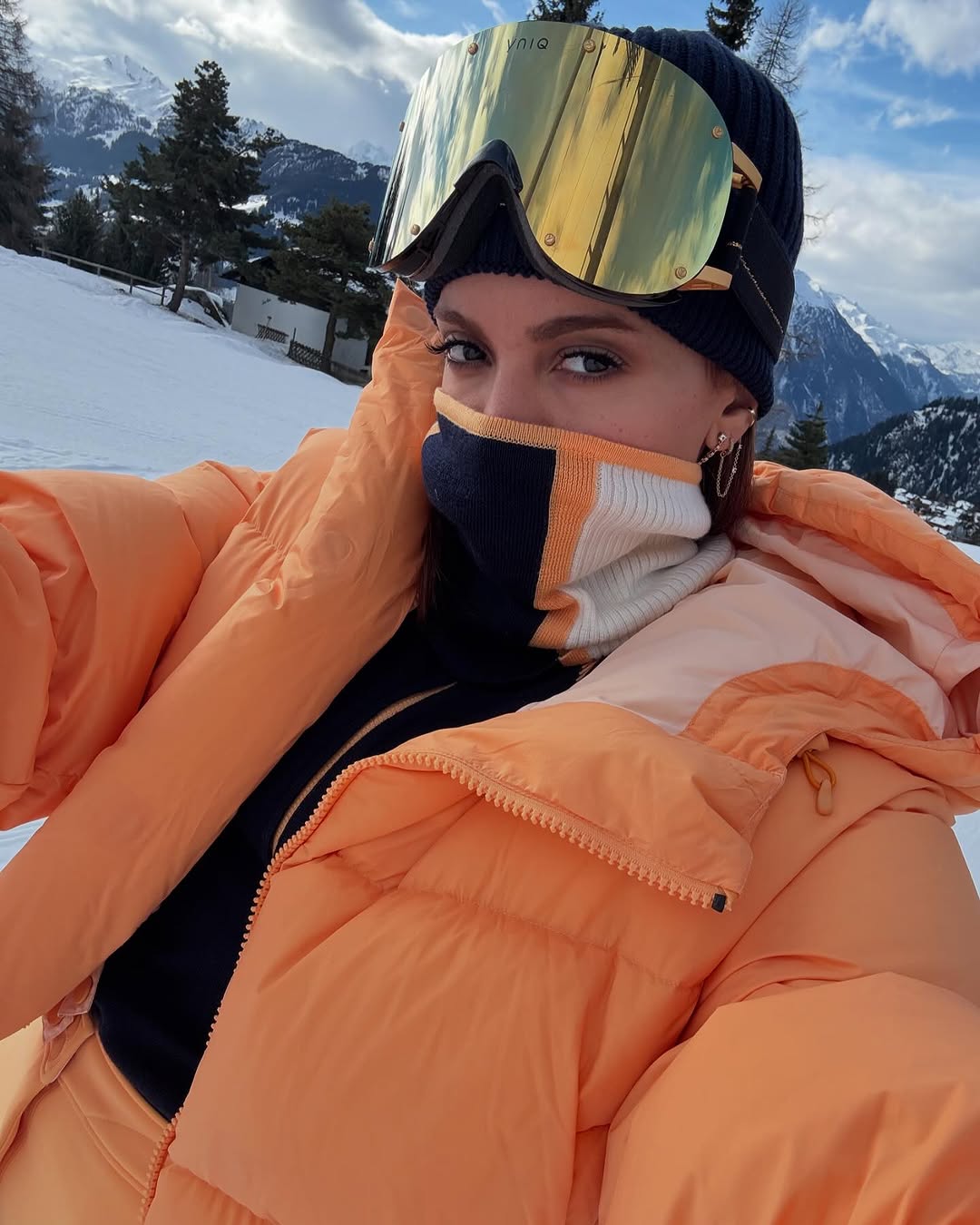 Anitta posa de sutiã e calcinha na neve durante viagem Instagram