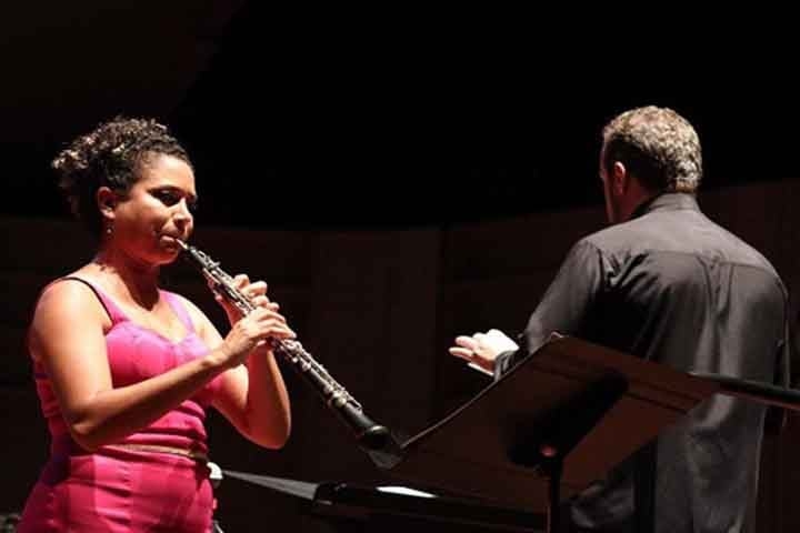 Oboé: Usa palheta dupla para um som penetrante e expressivo. Surgiu na França no século XVII, criado por Jean Hotteterre e Michel Philidor. Conduz a afinação orquestral e toca melodias elegantes e emotivas.
 Reprodução: Flipar