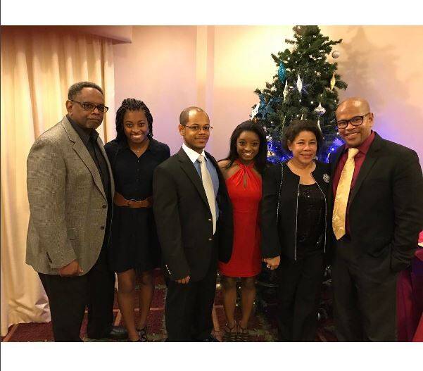 Campeã olímpica, a ginasta Simone Biles posou ao lado da família. Foto: Reprodução/Instagram