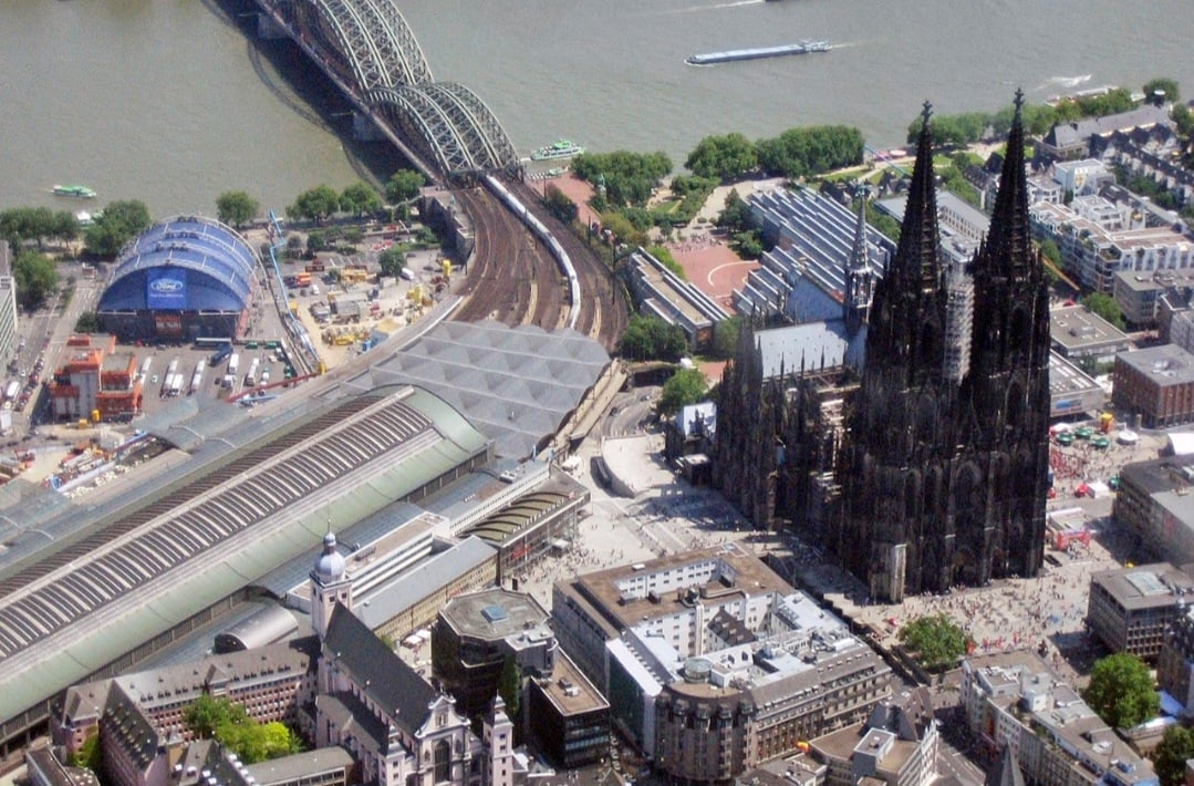 Para ter uma vista panorâmica da cidade, uma opção é subir ao topo do arranha-céu Köln Triangle (Triângulo Colônia).  Com 103 metros de altura e 29 andares, foi concluído em 2006 e é um dos edifícios mais emblemáticos da cidade. Ele é famoso justamente pela sua plataforma de observação no topo.  Reprodução: Flipar