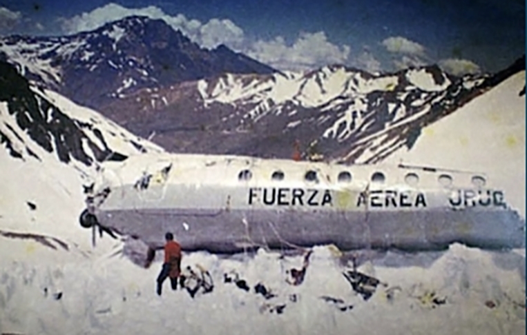 Dois meses após o acidente, sem a menor esperança de resgate, Roberto Canessa e Fernando Parrado se aventuraram na direção oeste, dispostos a andar o quanto fosse preciso em busca de socorro.  Reprodução: Flipar