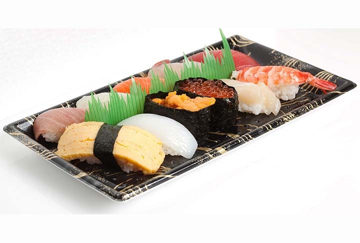 Sushi: No Brasil, o sushi, feito com arroz e algas, é bem popular e vendido em muitos restaurantes, até mesmo nas opções de refeição a quilo.    Reprodução: Flipar
