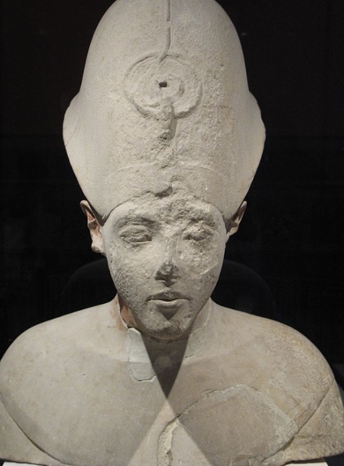 Durante o reinado de Akhenaton, marido de Nefertiti, a rainha foi uma figura proeminente. Sua imagem esculpida, feita em calcário e pintada, com a coroa azul característica, rapidamente se tornou um ícone cultural. Reprodução: Flipar