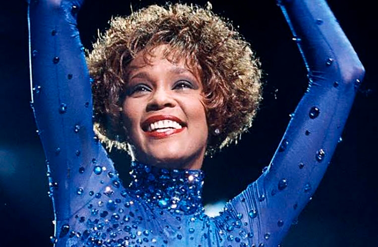 A atriz Whitney Houston, uma das vozes mais poderosas da música mundial, faria 60 anos em 9/8/2023.  Reprodução: Flipar