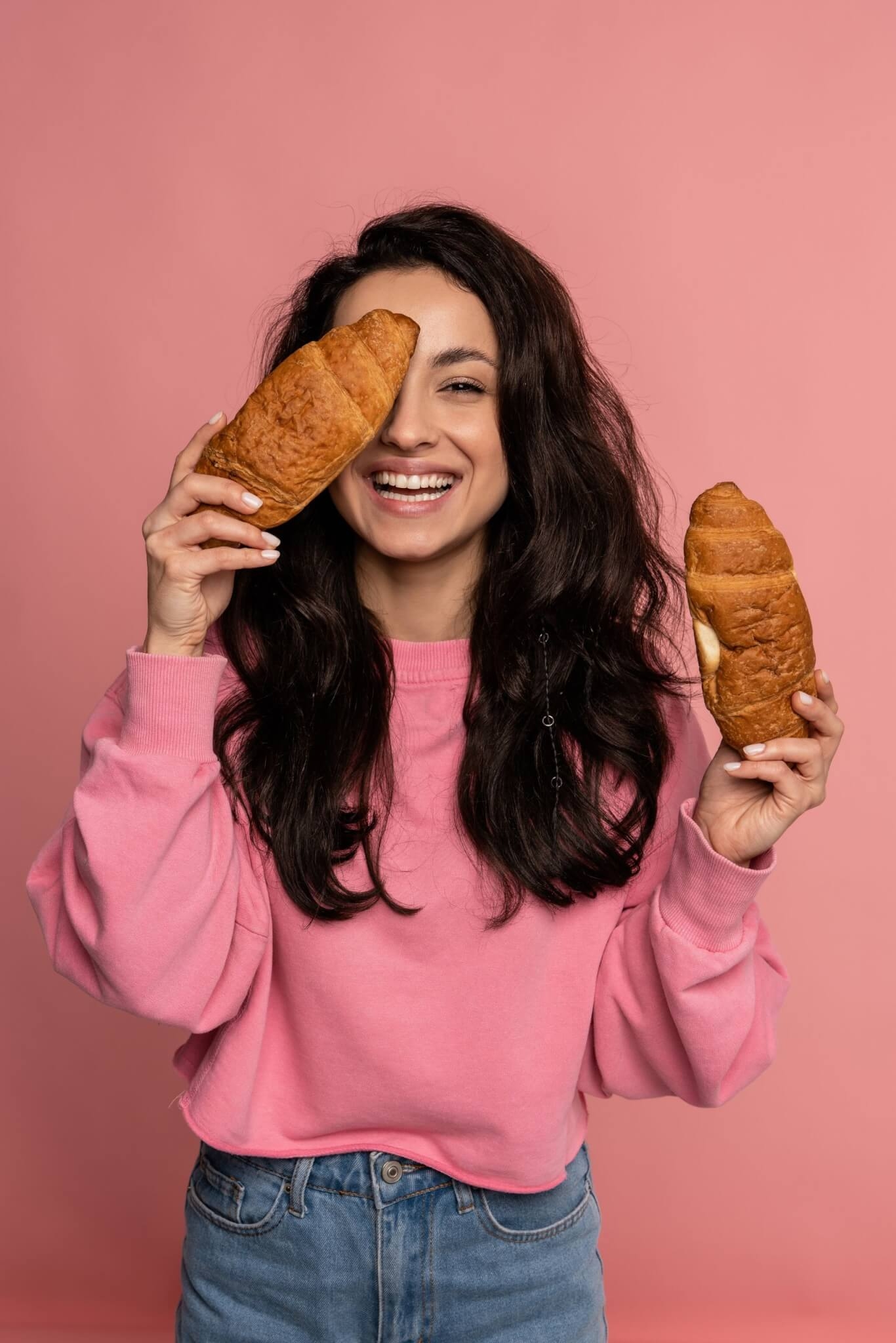 Os carboidratos são macronutrientes essenciais para a saúde do corpo. Encontrados em alimentos como batata-doce, quinoa e aveia, eles fornecem uma série de benefícios ao organismo. E, apesar de serem vistos como os “vilões” das dietas por algumas pessoas, devem fazer parte de um cardápio alimentar saudável. A seguir, indicamos bons motivos para você incluir a substância nas suas refeições. Confira!  Reprodução: EdiCase