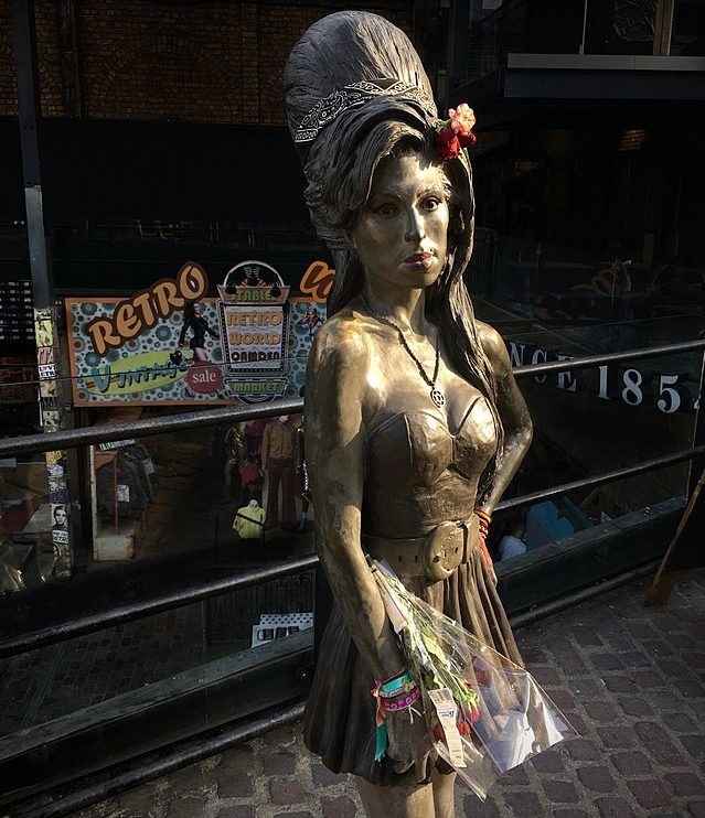 Amy Winehouse: Em Camden Town, distrito ao norte de Londres fica uma estátua em homenagem à cantora Amy Winehouse. Depois de uma vida marcada pelo talento e pelo vício em drogas, ela morreu precocemente aos 27 anos.
 Reprodução: Flipar