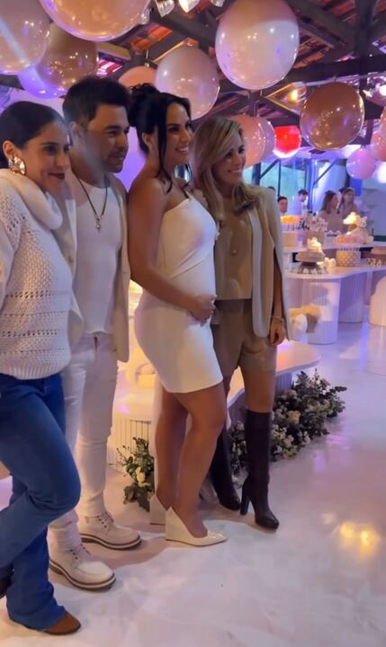 Zezé di Camargo com Graciele Lacerda e as filhas Wanessa e Camilla Camargo Reprodução: Instagram