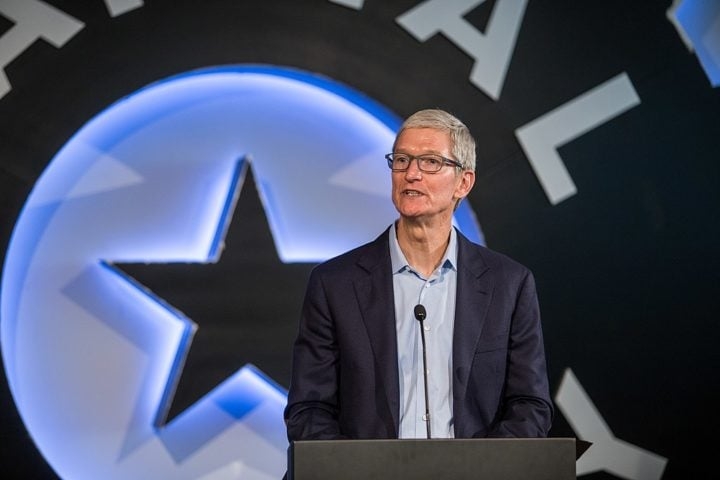Após a morte de Steve Jobs em 2011, Tim Cook assumiu como CEO e continuou a expandir a empresa. Em 2018, a Apple se tornou a primeira companhia a atingir uma valorização de mercado de US$ 1 trilhão. Reprodução: Flipar