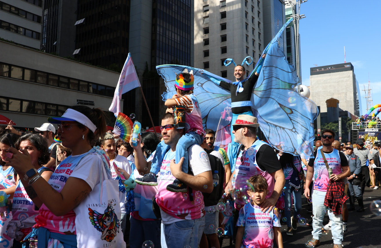 28ª Parada do Orgulho LGBT+, com o tema Basta de Negligência e Retrocesso no Legislativo! Vote Consciente por Direitos da População LGBT+, na Avenida Paulista. Rovena Rosa/Agência Brasil