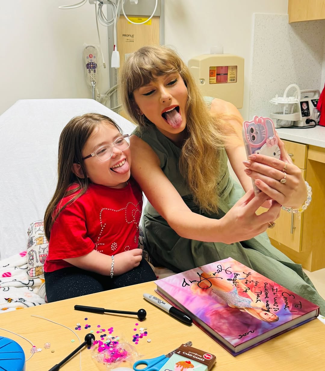 Tayor Swift e fã fazem careta para foto. Foto: Reprodução Instagram @ jdchospital