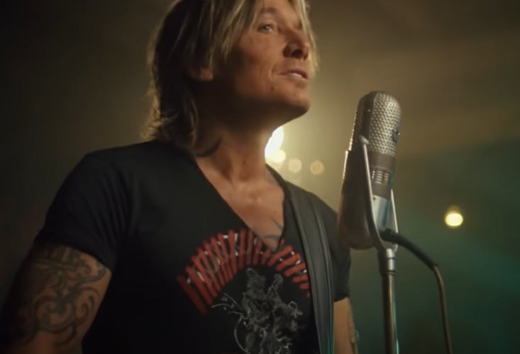 Seja em baladas emocionais ou performances vibrantes, a música de Keith Urban é um reflexo de sua jornada e de sua profunda conexão com o público. Reprodução: Flipar