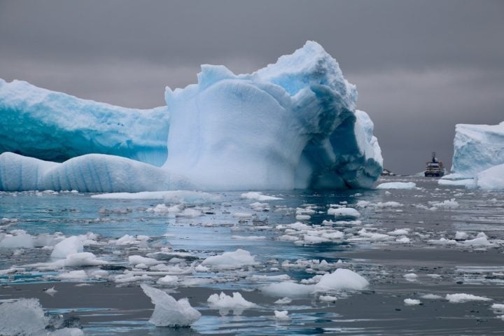 No verão de 2020, a Antártida registrou uma temperatura recorde de 18,3ºC. O Painel Brasileiro de Mudanças Climáticas afirmou que o continente está derretendo numa velocidade seis vezes maior do que há 40 anos.  Reprodução: Flipar