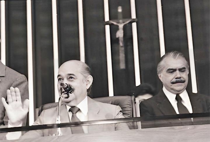 Quem assumiu com a sua morte foi José Sarney (foto), em 15 de março de 1985. Ele ficou no cargo até 1990, quando assumiu Collor. Este, por sua vez, durou até 1992, quando renunciou para não sofrer impeachment, assumindo Itamar Franco, que ficou até 1994. 