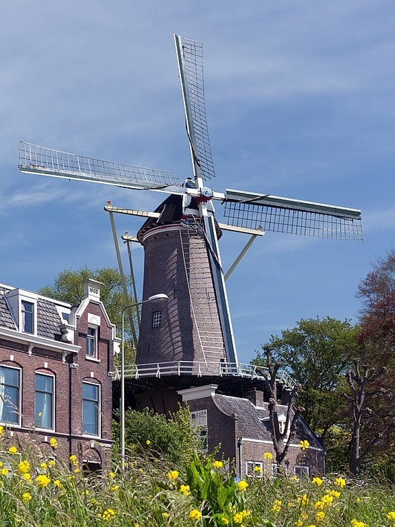O segundo moinho é o “Molen ’t Slot”, erguido em 1832 no local onde ficava um castelo, próximo ao centro antigo, na muralha da cidade. Um local que se destaca pela exuberância da paisagem.  Reprodução: Flipar