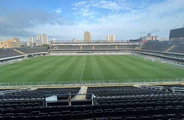 Alvo de polêmicas recentes no futebol brasileiro, o gramado da nova Vila Belmiro será sintético. - Foto: Divulgação / Santos FC