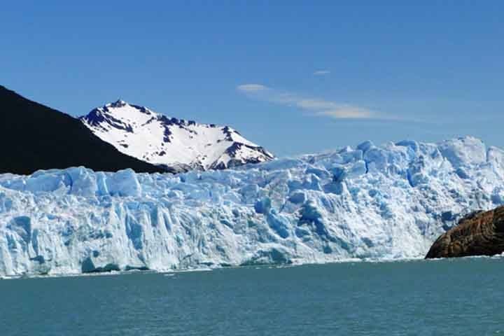 A Upsala é uma geleira que cobre um vale composto e alimentado por vários glaciares, no Parque Nacional Los Glaciares, Argentina. O seu nome se deve ao fato da Universidade de Uppsala, da Suécia, ter realizado o primeiro levantamento da região no século XX. Reprodução: Flipar