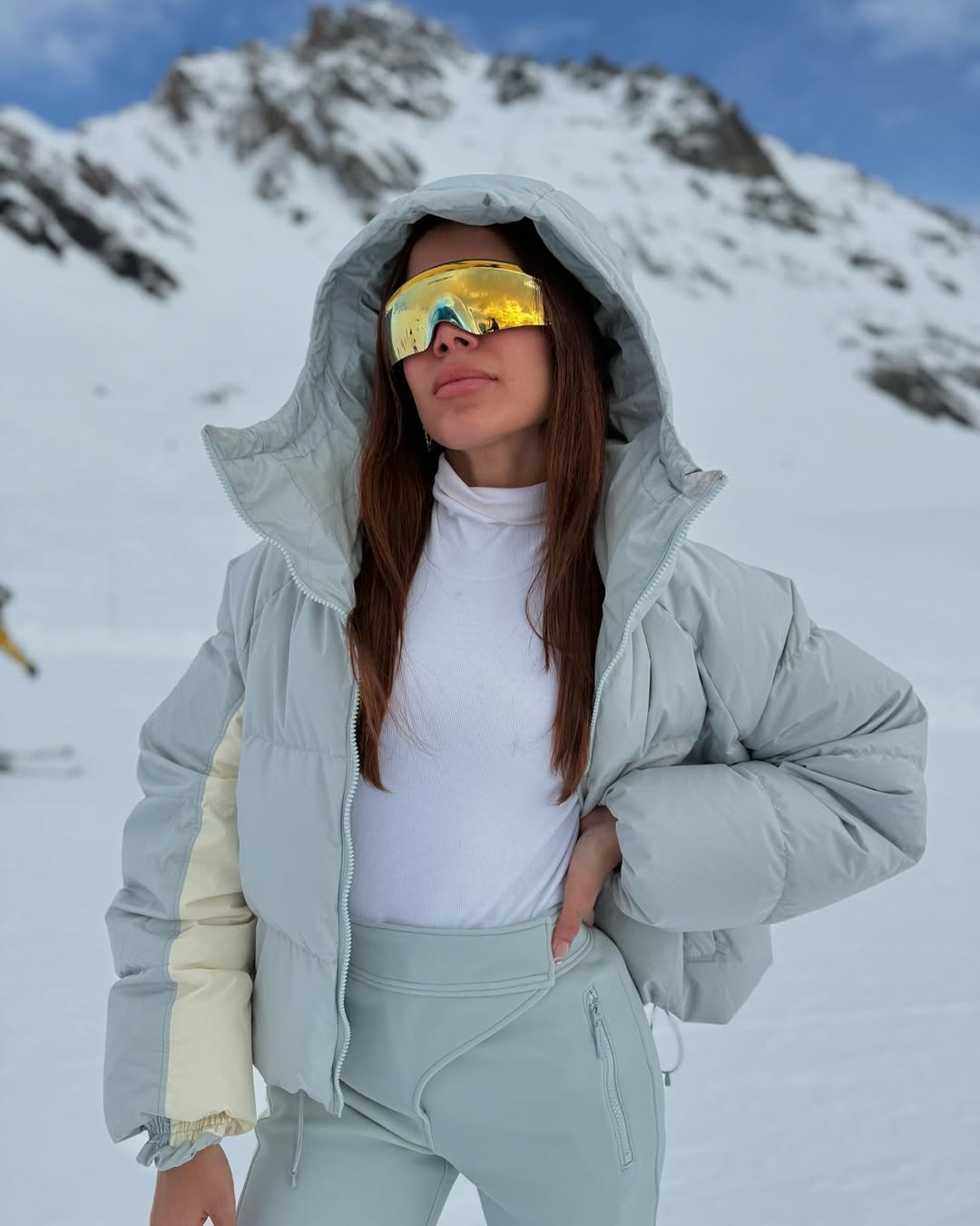 Anitta posa de sutiã e calcinha na neve durante viagem Instagram