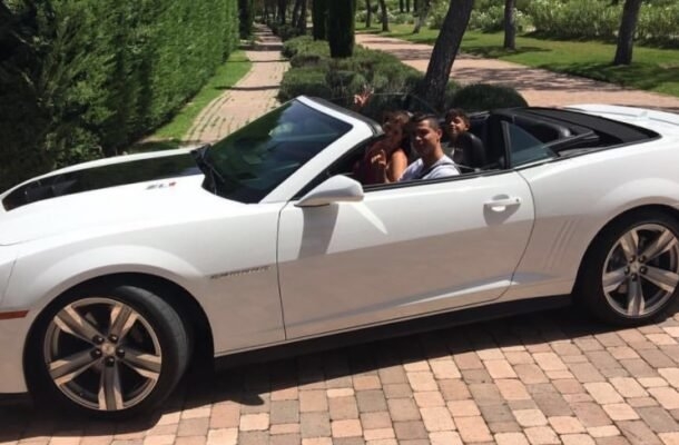 Já o modelo mais em conta do astro português é o Chevrolet Camaro conversível, que gira em torno de 210 mil reais. Foto: divulgação Reprodução: Jogada10