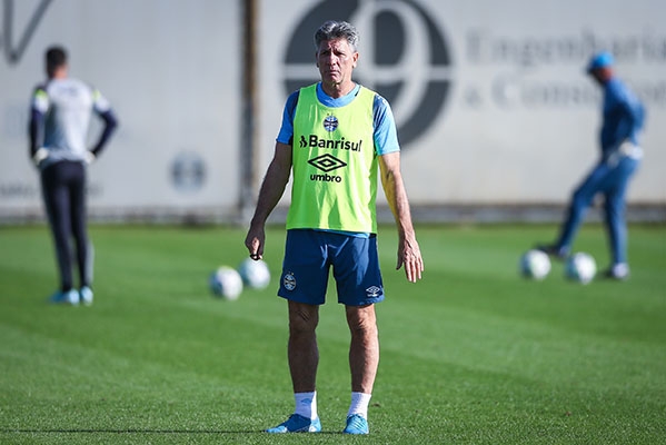 RENATO GAÚCHO - Viu o Grêmio conceder muitos espaços na defesa e ser praticamente nulo no ataque. Os dois gols do Grêmio foram mais falhas do Inter do que méritos do Tricolor. Após o jogo, não deu entrevista coletiva e foi para o Rio de Janeiro  - Nota 5,0 - Foto: 