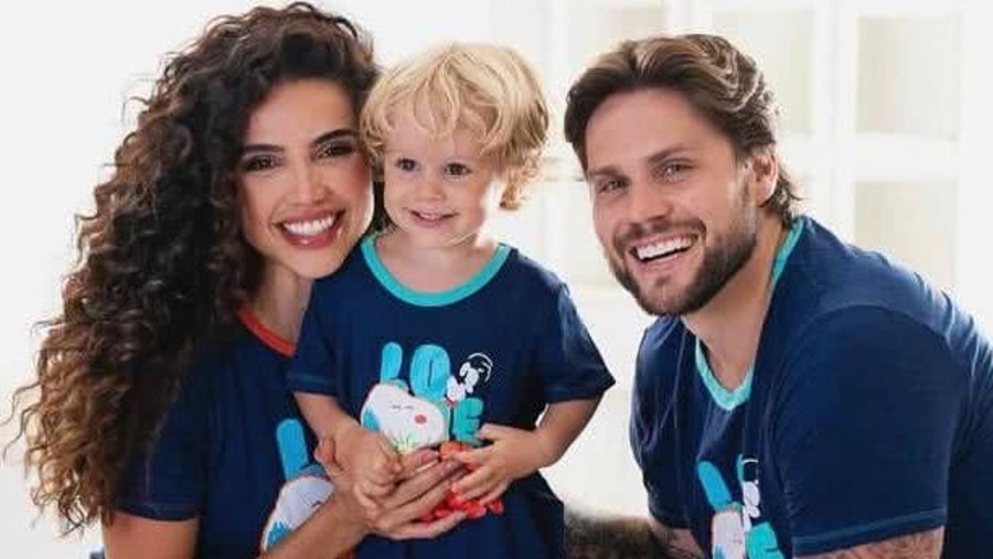 Paula e Breno, casal que protagonizou um romance no BBB 18, seguem juntos atualmente. Embora a sister tenha sido a terceira participante com quem o participante se envolveu na casa, eles tiveram sintonia que agradou o público e são pais de Theo. Reprodução: Flipar