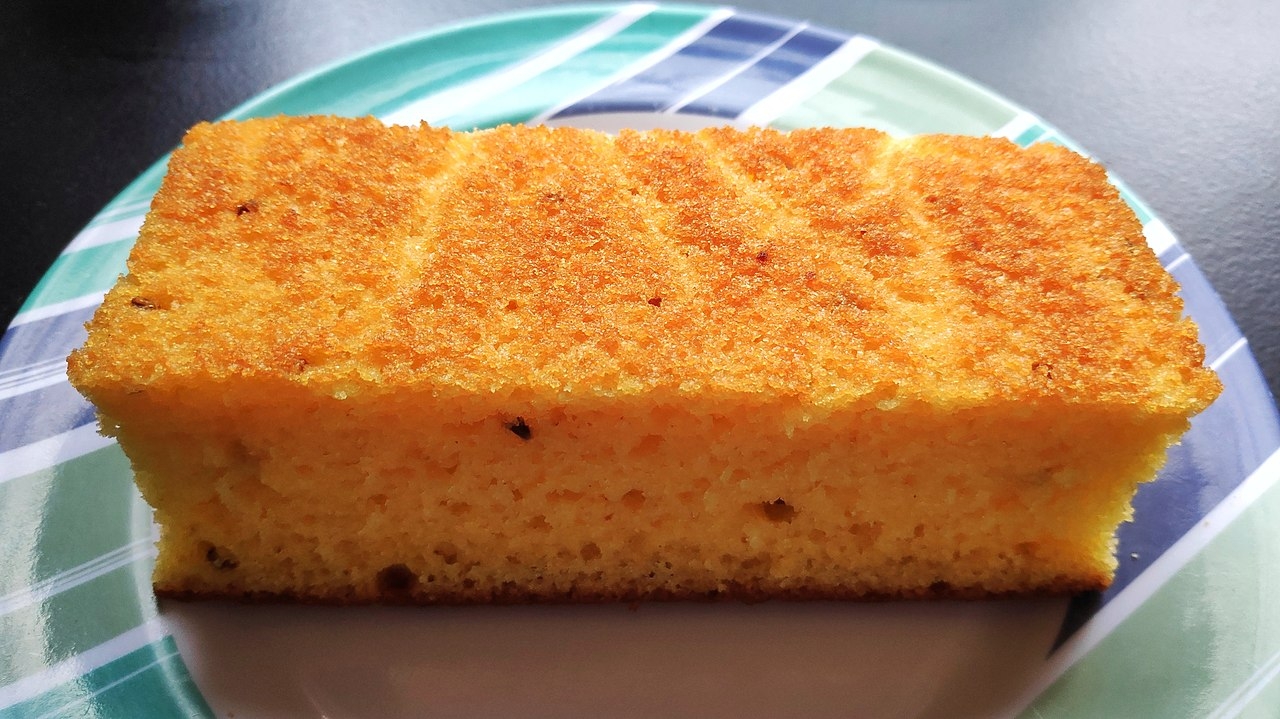 O fubá, por exemplo, é degerminado e moído, tendo seus flocos mais finos, com mais facilidade na absorção de água. Diferentemente, a farinha de milho tradicional é hidratada e triturada antes mesmo de ser torrada.  Reprodução: Flipar