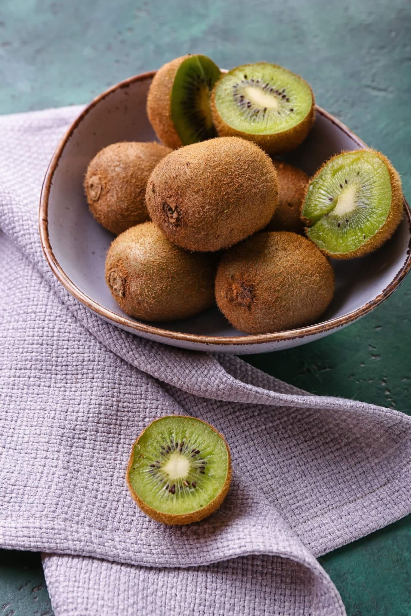 5. Kiwi O kiwi, uma fruta deliciosa e nutritiva, contém alta quantidade de vitamina C. Além disso, é rico em fibras, que ajudam na digestão e na saúde intestinal, fortalece a imunidade, melhora a absorção de ferro e contribui para a saúde da pele. Reprodução: EdiCase