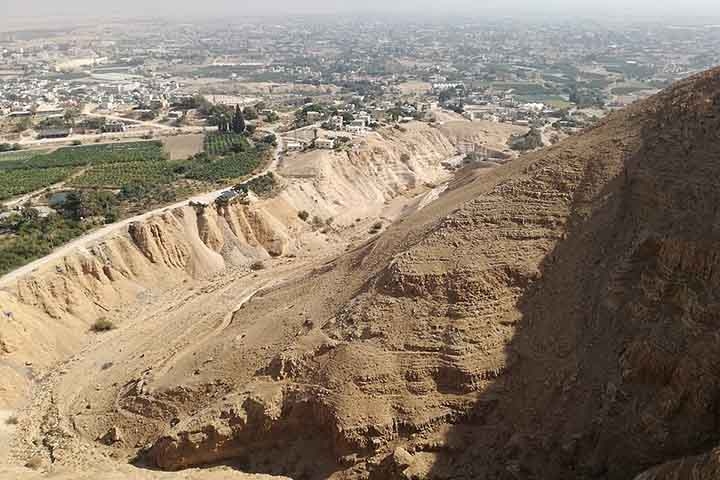 Essa muralha, construída por volta de 8.000 a.C., é a mais antiga estrutura defensiva já descoberta, o que indica que Jericó já possuía organização social e conhecimentos de engenharia avançados para sua época.
 Reprodução: Flipar