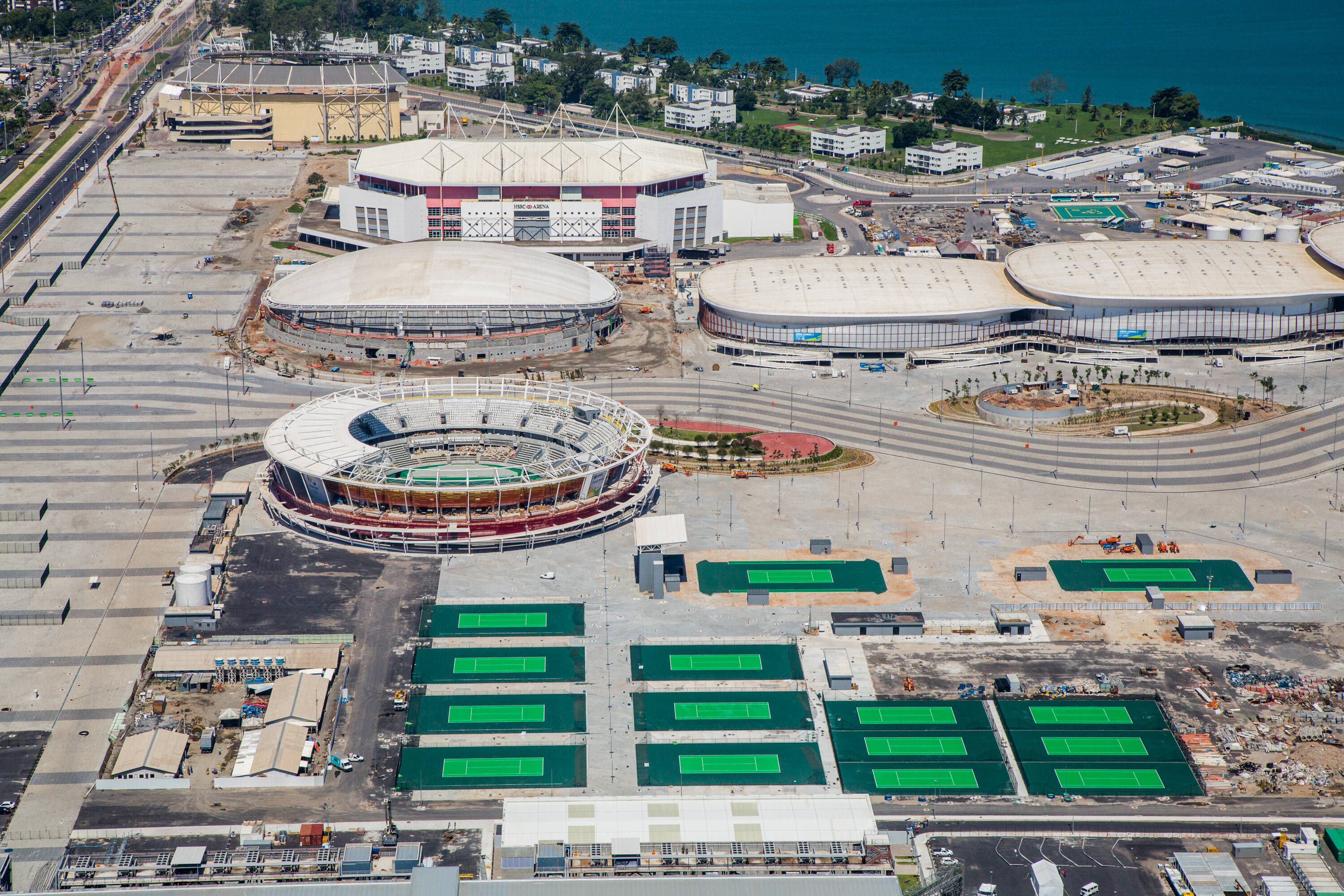 Em primeiro plano, a quadra central e as 15 quadras externas no Centro Olímpico de Tênis, no Parque Olímpico da Barra. Foto: André Motta/Brasil2016.gov.br