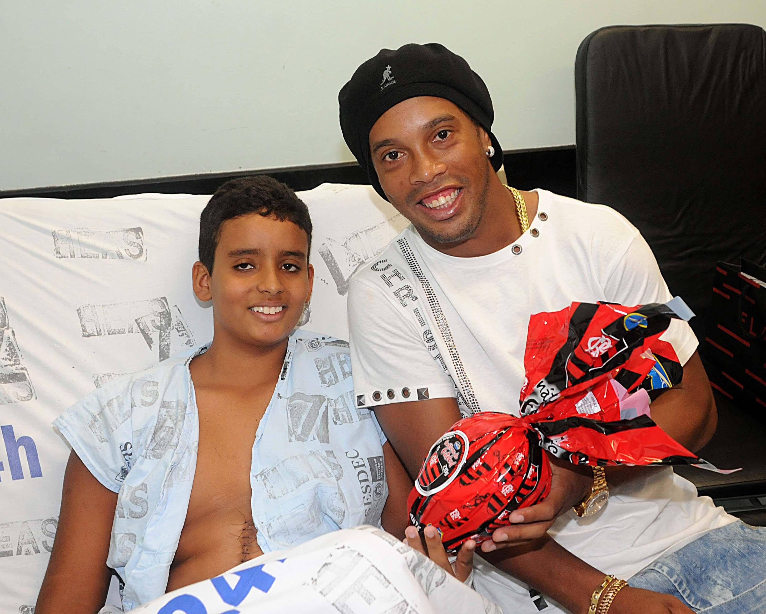 Ronaldinho visitando um hospital no Rio. Foto: Fla Imagem