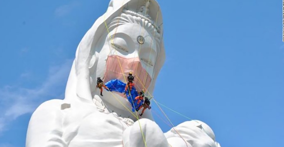 Kannon (Japão) - 57m - Fica no terreno do templo Houkokuji Aizu Betsuin, em Fukushima. Construída em 1988.  A estátua é oca e possui uma escada em espiral que permite chegar até a altura do ombro da deusa Kannon. Em 2021, recebeu máscara em ato simbólico por causa da pandemia.  Reprodução: Flipar