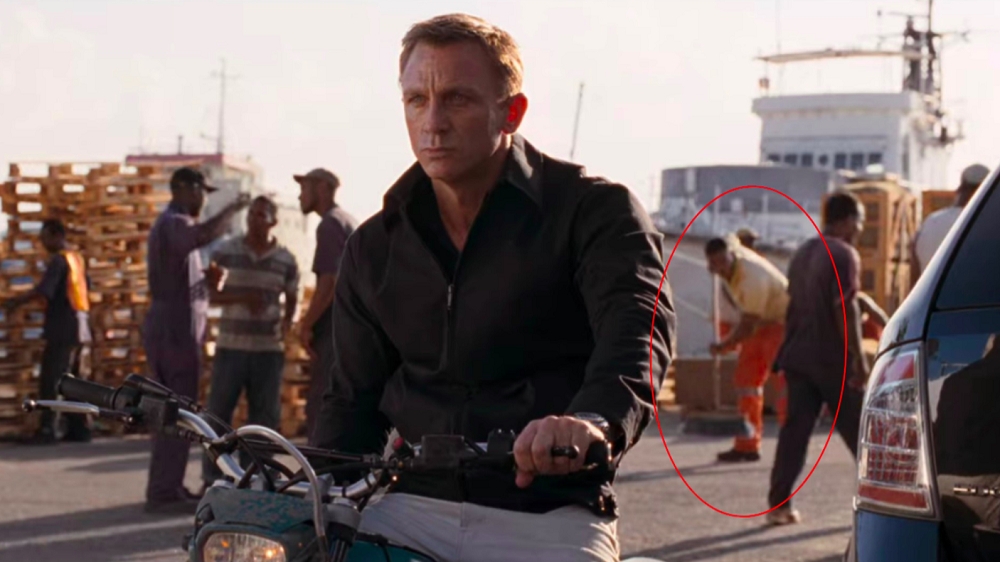 Vassoura voando em “007: Quantum of Solace” (2008): Enquanto James Bond pegava sua moto, um figurante aparece nos fundos varrendo não o chão, mas o ar!  Reprodução: Flipar